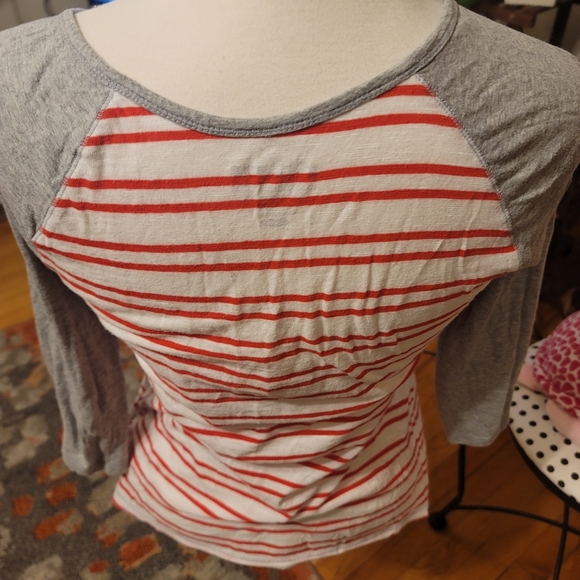 Old Navy Baseball 3/4 Sleeves, Grey & Red - Picture 3 of 6